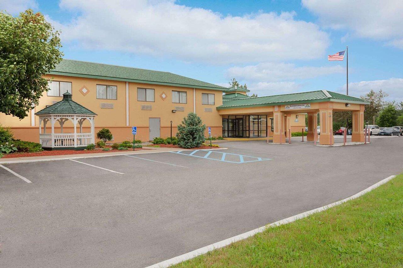 Baymont By Wyndham Latham Albany Airport Hotel Buitenkant foto